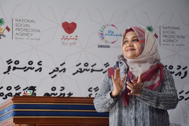 ޑިސެމްބަރ 14، 2015: ނުކުޅެދުންތެރިކަން ހުރި ފަރާތްތަކުގެ ތެރެއިން ވަޒީފާ ލިބުން ފަރާތްތަކަށް އެކަމުގެ ލިޔުން ހަވާލު ކުރުމަށް ބޭއްވި ރަސްމިއްޔާތުގެ ތެރެއިން--- ސަން ފޮޓޯ: ފަޔާޒު މޫސާ