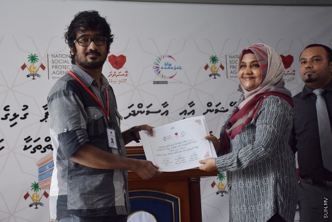 ޑިސެމްބަރ 14، 2015: ނުކުޅެދުންތެރިކަން ހުރި ފަރާތްތަކުގެ ތެރެއިން ވަޒީފާ ލިބުން ފަރާތްތަކަށް އެކަމުގެ ލިޔުން ހަވާލު ކުރުމަށް ބޭއްވި ރަސްމިއްޔާތުގެ ތެރެއިން--- ސަން ފޮޓޯ: ފަޔާޒު މޫސާ