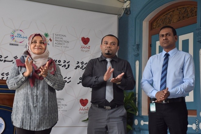 ޑިސެމްބަރ 14، 2015: ނުކުޅެދުންތެރިކަން ހުރި ފަރާތްތަކުގެ ތެރެއިން ވަޒީފާ ލިބުން ފަރާތްތަކަށް އެކަމުގެ ލިޔުން ހަވާލު ކުރުމަށް ބޭއްވި ރަސްމިއްޔާތުގެ ތެރެއިން--- ސަން ފޮޓޯ: ފަޔާޒު މޫސާ