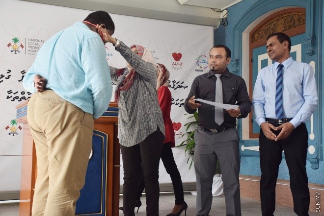 ޑިސެމްބަރ 14، 2015: ނުކުޅެދުންތެރިކަން ހުރި ފަރާތްތަކުގެ ތެރެއިން ވަޒީފާ ލިބުން ފަރާތްތަކަށް އެކަމުގެ ލިޔުން ހަވާލު ކުރުމަށް ބޭއްވި ރަސްމިއްޔާތުގެ ތެރެއިން--- ސަން ފޮޓޯ: ފަޔާޒު މޫސާ
