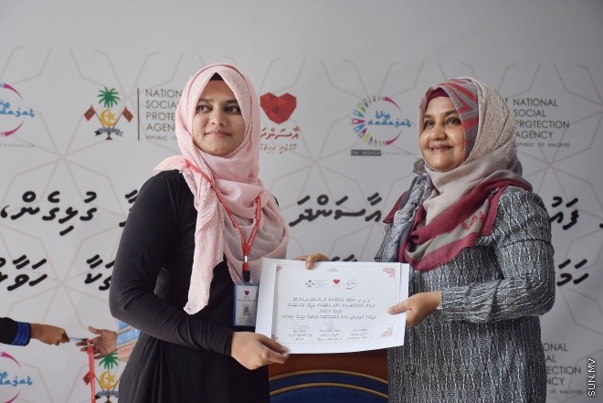 ޑިސެމްބަރ 14، 2015: ނުކުޅެދުންތެރިކަން ހުރި ފަރާތްތަކުގެ ތެރެއިން ވަޒީފާ ލިބުން ފަރާތްތަކަށް އެކަމުގެ ލިޔުން ހަވާލު ކުރުމަށް ބޭއްވި ރަސްމިއްޔާތުގެ ތެރެއިން--- ސަން ފޮޓޯ: ފަޔާޒު މޫސާ