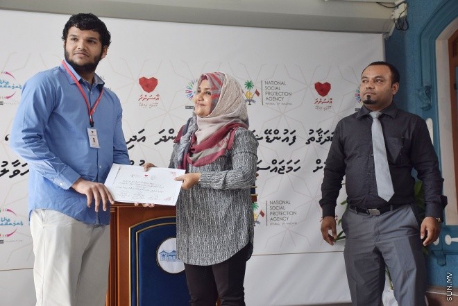 ޑިސެމްބަރ 14، 2015: ނުކުޅެދުންތެރިކަން ހުރި ފަރާތްތަކުގެ ތެރެއިން ވަޒީފާ ލިބުން ފަރާތްތަކަށް އެކަމުގެ ލިޔުން ހަވާލު ކުރުމަށް ބޭއްވި ރަސްމިއްޔާތުގެ ތެރެއިން--- ސަން ފޮޓޯ: ފަޔާޒު މޫސާ