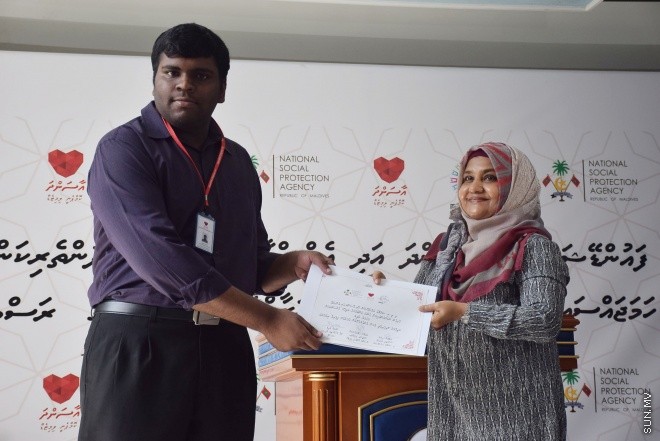 ޑިސެމްބަރ 14، 2015: ނުކުޅެދުންތެރިކަން ހުރި ފަރާތްތަކުގެ ތެރެއިން ވަޒީފާ ލިބުން ފަރާތްތަކަށް އެކަމުގެ ލިޔުން ހަވާލު ކުރުމަށް ބޭއްވި ރަސްމިއްޔާތުގެ ތެރެއިން--- ސަން ފޮޓޯ: ފަޔާޒު މޫސާ