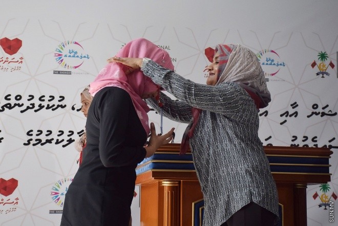 ޑިސެމްބަރ 14، 2015: ނުކުޅެދުންތެރިކަން ހުރި ފަރާތްތަކުގެ ތެރެއިން ވަޒީފާ ލިބުން ފަރާތްތަކަށް އެކަމުގެ ލިޔުން ހަވާލު ކުރުމަށް ބޭއްވި ރަސްމިއްޔާތުގެ ތެރެއިން--- ސަން ފޮޓޯ: ފަޔާޒު މޫސާ