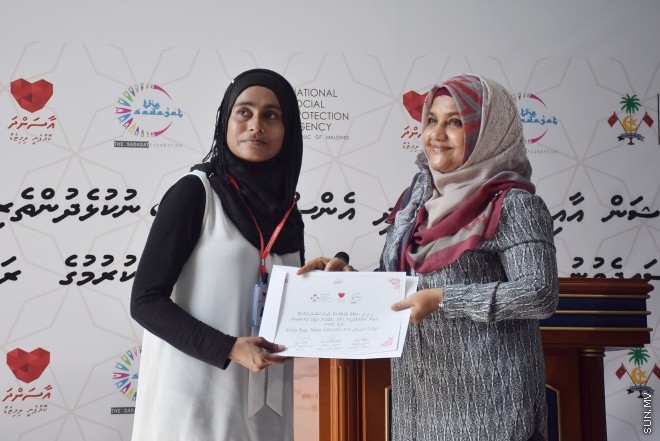 ޑިސެމްބަރ 14، 2015: ނުކުޅެދުންތެރިކަން ހުރި ފަރާތްތަކުގެ ތެރެއިން ވަޒީފާ ލިބުން ފަރާތްތަކަށް އެކަމުގެ ލިޔުން ހަވާލު ކުރުމަށް ބޭއްވި ރަސްމިއްޔާތުގެ ތެރެއިން--- ސަން ފޮޓޯ: ފަޔާޒު މޫސާ