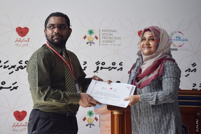 ޑިސެމްބަރ 14، 2015: ނުކުޅެދުންތެރިކަން ހުރި ފަރާތްތަކުގެ ތެރެއިން ވަޒީފާ ލިބުން ފަރާތްތަކަށް އެކަމުގެ ލިޔުން ހަވާލު ކުރުމަށް ބޭއްވި ރަސްމިއްޔާތުގެ ތެރެއިން--- ސަން ފޮޓޯ: ފަޔާޒު މޫސާ