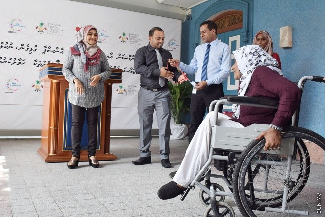 ޑިސެމްބަރ 14، 2015: ނުކުޅެދުންތެރިކަން ހުރި ފަރާތްތަކުގެ ތެރެއިން ވަޒީފާ ލިބުން ފަރާތްތަކަށް އެކަމުގެ ލިޔުން ހަވާލު ކުރުމަށް ބޭއްވި ރަސްމިއްޔާތުގެ ތެރެއިން--- ސަން ފޮޓޯ: ފަޔާޒު މޫސާ