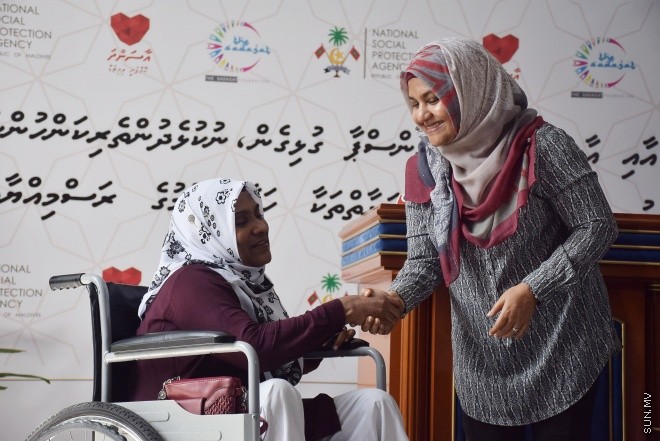ޑިސެމްބަރ 14، 2015: ނުކުޅެދުންތެރިކަން ހުރި ފަރާތްތަކުގެ ތެރެއިން ވަޒީފާ ލިބުން ފަރާތްތަކަށް އެކަމުގެ ލިޔުން ހަވާލު ކުރުމަށް ބޭއްވި ރަސްމިއްޔާތުގެ ތެރެއިން--- ސަން ފޮޓޯ: ފަޔާޒު މޫސާ