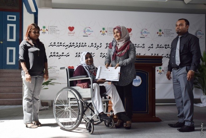 ޑިސެމްބަރ 14، 2015: ނުކުޅެދުންތެރިކަން ހުރި ފަރާތްތަކުގެ ތެރެއިން ވަޒީފާ ލިބުން ފަރާތްތަކަށް އެކަމުގެ ލިޔުން ހަވާލު ކުރުމަށް ބޭއްވި ރަސްމިއްޔާތުގެ ތެރެއިން--- ސަން ފޮޓޯ: ފަޔާޒު މޫސާ
