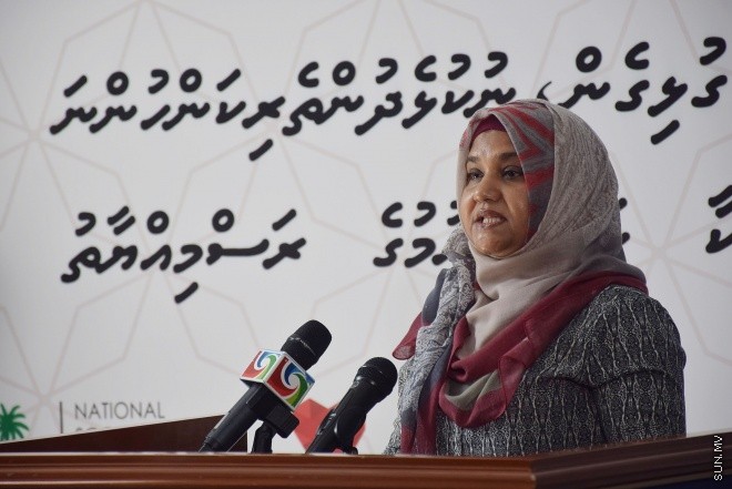 ޑިސެމްބަރ 14، 2015: ނުކުޅެދުންތެރިކަން ހުރި ފަރާތްތަކުގެ ތެރެއިން ވަޒީފާ ލިބުން ފަރާތްތަކަށް އެކަމުގެ ލިޔުން ހަވާލު ކުރުމަށް ބޭއްވި ރަސްމިއްޔާތުގެ ތެރެއިން--- ސަން ފޮޓޯ: ފަޔާޒު މޫސާ