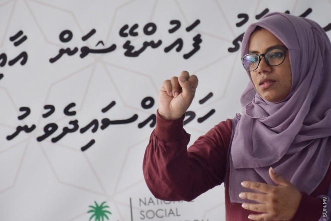 ޑިސެމްބަރ 14، 2015: ނުކުޅެދުންތެރިކަން ހުރި ފަރާތްތަކުގެ ތެރެއިން ވަޒީފާ ލިބުން ފަރާތްތަކަށް އެކަމުގެ ލިޔުން ހަވާލު ކުރުމަށް ބޭއްވި ރަސްމިއްޔާތުގެ ތެރެއިން--- ސަން ފޮޓޯ: ފަޔާޒު މޫސާ
