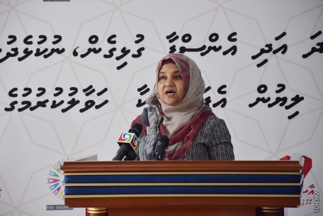 ޑިސެމްބަރ 14، 2015: ނުކުޅެދުންތެރިކަން ހުރި ފަރާތްތަކުގެ ތެރެއިން ވަޒީފާ ލިބުން ފަރާތްތަކަށް އެކަމުގެ ލިޔުން ހަވާލު ކުރުމަށް ބޭއްވި ރަސްމިއްޔާތުގެ ތެރެއިން--- ސަން ފޮޓޯ: ފަޔާޒު މޫސާ