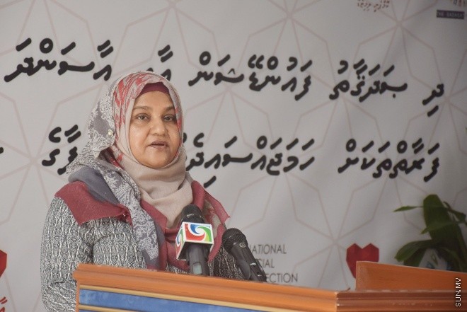 ޑިސެމްބަރ 14، 2015: ނުކުޅެދުންތެރިކަން ހުރި ފަރާތްތަކުގެ ތެރެއިން ވަޒީފާ ލިބުން ފަރާތްތަކަށް އެކަމުގެ ލިޔުން ހަވާލު ކުރުމަށް ބޭއްވި ރަސްމިއްޔާތުގެ ތެރެއިން--- ސަން ފޮޓޯ: ފަޔާޒު މޫސާ