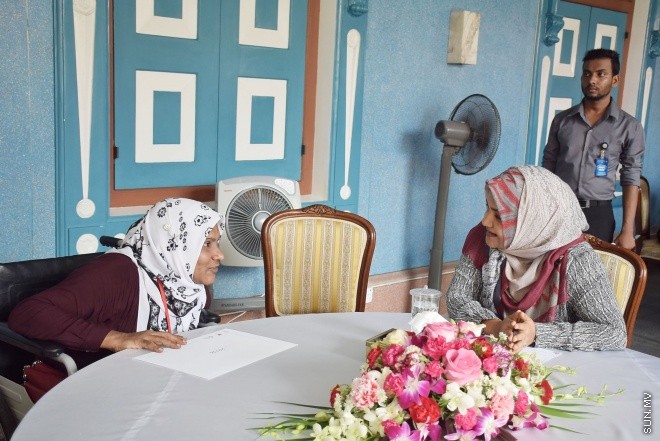 ޑިސެމްބަރ 14، 2015: ނުކުޅެދުންތެރިކަން ހުރި ފަރާތްތަކުގެ ތެރެއިން ވަޒީފާ ލިބުން ފަރާތްތަކަށް އެކަމުގެ ލިޔުން ހަވާލު ކުރުމަށް ބޭއްވި ރަސްމިއްޔާތުގެ ތެރެއިން--- ސަން ފޮޓޯ: ފަޔާޒު މޫސާ