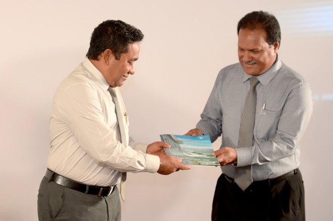 ޑިސެމްބަރު 21، 2015- ސިވިލް ސާވިސްގެ ކުރިއަށް އޮތް ފަސް އަހަރުގެ ޕްލޭން އިފުތިތާހު ކުރުމަށް ޖެން ހޮޓަލުގައި ބޭއްވި ރަސްމިއްޔާތުގައި ރައީސް އަބްދުﷲ ޔާމީން ވާހަކަފުޅު ދައްކަވަނީ -- ފޮޓޯ: ރައީސް އޮފީސް