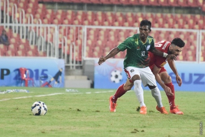 ޑިސެމްބަރު 24، 2015؛ އިންޑިއާގެ ޓްރިވެންޑްރަމްގައި ކުރިއަށްދާ ސާފު ސުޒުކީ ކަޕްގައި އަފްޣާންނާ ދެކޮޅަށް އަ ނުކުތް ބަންގްލަދޭޝްގެ ފުރަތަމަ 11-- ސަން ފޮޓޯ/ ފަޔާޒު މޫސާ