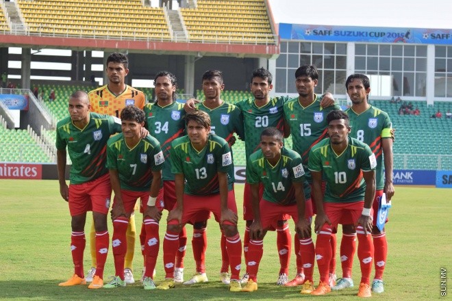 ޑިސެމްބަރު 26، 2015؛ އިންޑިއާގެ ޓްރިވެންޑްރަމްގައި ކުރިއަށްދާ ސާފް ސުޒުކީ ކަޕްގައި ރާއްޖެ އާއި ބަނގުލަދޭޝް ބައްދަލު ކުރި މެޗުގެ ތެރެއިން-- ސަން ފޮޓޯ/ ފަޔާޒު މޫސާ