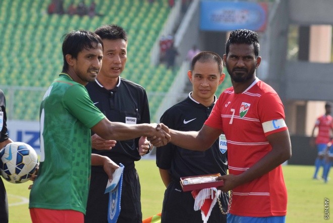 ޑިސެމްބަރު 26، 2015؛ އިންޑިއާގެ ޓްރިވެންޑްރަމްގައި ކުރިއަށްދާ ސާފް ސުޒުކީ ކަޕްގައި ރާއްޖެ އާއި ބަނގުލަދޭޝް ބައްދަލު ކުރި މެޗުގެ ތެރެއިން-- ސަން ފޮޓޯ/ ފަޔާޒު މޫސާ