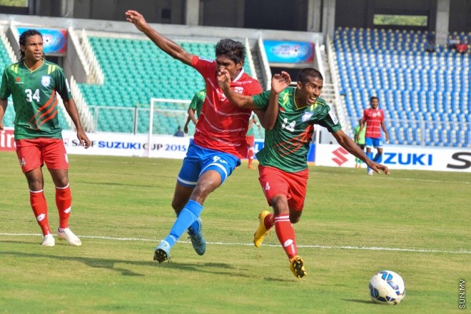 ޑިސެމްބަރު 26، 2015؛ އިންޑިއާގެ ޓްރިވެންޑްރަމްގައި ކުރިއަށްދާ ސާފް ސުޒުކީ ކަޕްގައި ރާއްޖެ އާއި ބަނގުލަދޭޝް ބައްދަލު ކުރި މެޗުގެ ތެރެއިން-- ސަން ފޮޓޯ/ ފަޔާޒު މޫސާޑިސެމްބަރު 26، 2015؛ އިންޑިއާގެ ޓްރިވެންޑްރަމްގައި ކުރިއަށްދާ ސާފް ސުޒުކީ ކަޕްގައި ރާއްޖެ އާއި ބަނގުލަދޭޝް ބައްދަލު ކުރި މެޗުގެ ތެރެއިން-- ސަން ފޮޓޯ/ ފަޔާޒު މޫސާ