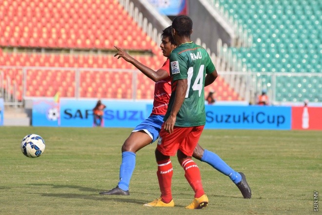 ޑިސެމްބަރު 26، 2015؛ އިންޑިއާގެ ޓްރިވެންޑްރަމްގައި ކުރިއަށްދާ ސާފް ސުޒުކީ ކަޕްގައި ރާއްޖެ އާއި ބަނގުލަދޭޝް ބައްދަލު ކުރި މެޗުގެ ތެރެއިން-- ސަން ފޮޓޯ/ ފަޔާޒު މޫސާ