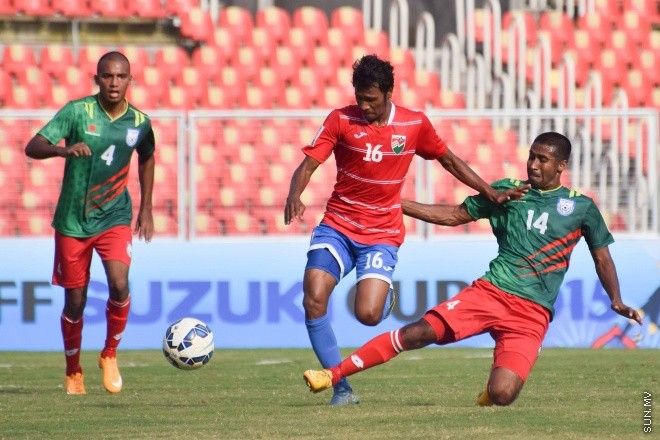 ޑިސެމްބަރު 26، 2015؛ އިންޑިއާގެ ޓްރިވެންޑްރަމްގައި ކުރިއަށްދާ ސާފް ސުޒުކީ ކަޕްގައި ރާއްޖެ އާއި ބަނގުލަދޭޝް ބައްދަލު ކުރި މެޗުގެ ތެރެއިން-- ސަން ފޮޓޯ/ ފަޔާޒު މޫސާ