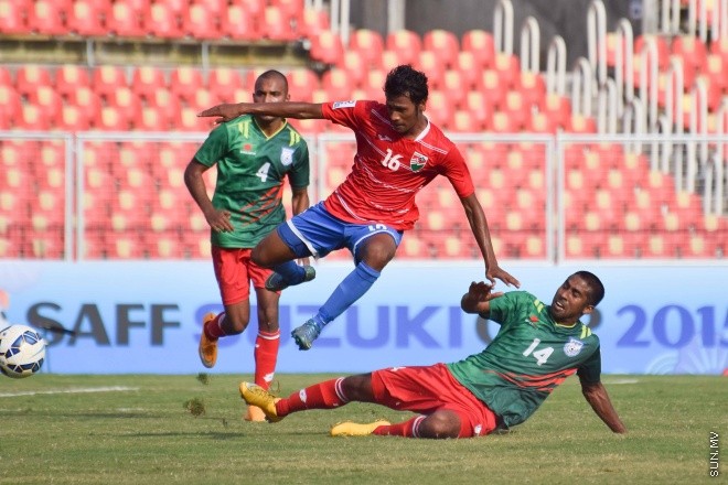 ޑިސެމްބަރު 26، 2015؛ އިންޑިއާގެ ޓްރިވެންޑްރަމްގައި ކުރިއަށްދާ ސާފް ސުޒުކީ ކަޕްގައި ރާއްޖެ އާއި ބަނގުލަދޭޝް ބައްދަލު ކުރި މެޗުގެ ތެރެއިން-- ސަން ފޮޓޯ/ ފަޔާޒު މޫސާ