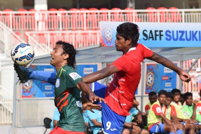 ޑިސެމްބަރު 26، 2015؛ އިންޑިއާގެ ޓްރިވެންޑްރަމްގައި ކުރިއަށްދާ ސާފް ސުޒުކީ ކަޕްގައި ރާއްޖެ އާއި ބަނގުލަދޭޝް ބައްދަލު ކުރި މެޗުގެ ތެރެއިން-- ސަން ފޮޓޯ/ ފަޔާޒު މޫސާ