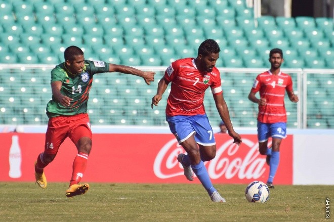 ޑިސެމްބަރު 26، 2015؛ އިންޑިއާގެ ޓްރިވެންޑްރަމްގައި ކުރިއަށްދާ ސާފް ސުޒުކީ ކަޕްގައި ރާއްޖެ އާއި ބަނގުލަދޭޝް ބައްދަލު ކުރި މެޗުގެ ތެރެއިން-- ސަން ފޮޓޯ/ ފަޔާޒު މޫސާ