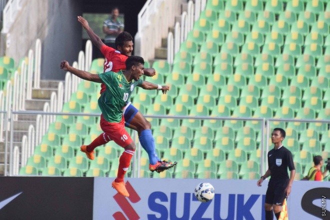 ޑިސެމްބަރު 26، 2015؛ އިންޑިއާގެ ޓްރިވެންޑްރަމްގައި ކުރިއަށްދާ ސާފް ސުޒުކީ ކަޕްގައި ރާއްޖެ އާއި ބަނގުލަދޭޝް ބައްދަލު ކުރި މެޗުގެ ތެރެއިން-- ސަން ފޮޓޯ/ ފަޔާޒު މޫސާ
