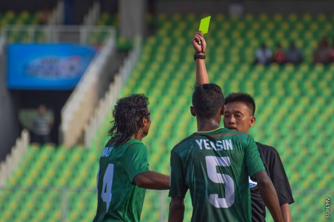 ޑިސެމްބަރު 26، 2015؛ އިންޑިއާގެ ޓްރިވެންޑްރަމްގައި ކުރިއަށްދާ ސާފް ސުޒުކީ ކަޕްގައި ރާއްޖެ އާއި ބަނގުލަދޭޝް ބައްދަލު ކުރި މެޗުގެ ތެރެއިން-- ސަން ފޮޓޯ/ ފަޔާޒު މޫސާ