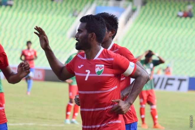 ޑިސެމްބަރު 26، 2015؛ އިންޑިއާގެ ޓްރިވެންޑްރަމްގައި ކުރިއަށްދާ ސާފް ސުޒުކީ ކަޕްގައި ރާއްޖެ އާއި ބަނގުލަދޭޝް ބައްދަލު ކުރި މެޗުގެ ތެރެއިން-- ސަން ފޮޓޯ/ ފަޔާޒު މޫސާ