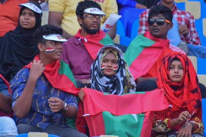 ޑިސެމްބަރު 26، 2015؛ އިންޑިއާގެ ޓްރިވެންޑްރަމްގައި ކުރިއަށްދާ ސާފް ސުޒުކީ ކަޕްގައި ރާއްޖެ އާއި ބަނގުލަދޭޝް ބައްދަލު ކުރި މެޗުގެ ތެރެއިން-- ސަން ފޮޓޯ/ ފަޔާޒު މޫސާ