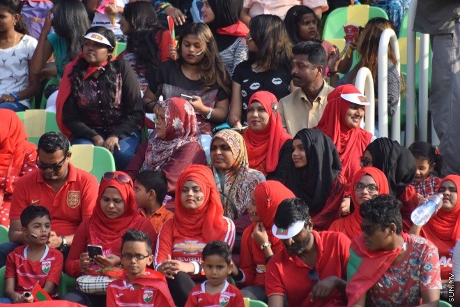ޑިސެމްބަރު 26، 2015؛ އިންޑިއާގެ ޓްރިވެންޑްރަމްގައި ކުރިއަށްދާ ސާފް ސުޒުކީ ކަޕްގައި ރާއްޖެ އާއި ބަނގުލަދޭޝް ބައްދަލު ކުރި މެޗުގެ ތެރެއިން-- ސަން ފޮޓޯ/ ފަޔާޒު މޫސާ
