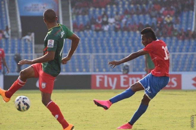 ޑިސެމްބަރު 26، 2015؛ އިންޑިއާގެ ޓްރިވެންޑްރަމްގައި ކުރިއަށްދާ ސާފް ސުޒުކީ ކަޕްގައި ރާއްޖެ އާއި ބަނގުލަދޭޝް ބައްދަލު ކުރި މެޗުގެ ތެރެއިން-- ސަން ފޮޓޯ/ ފަޔާޒު މޫސާ