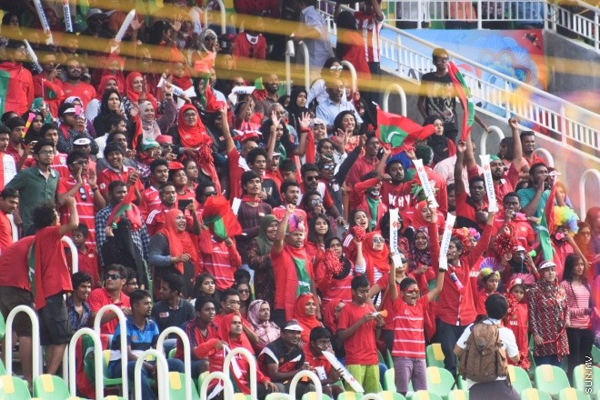 ޑިސެމްބަރު 26، 2015؛ އިންޑިއާގެ ޓްރިވެންޑްރަމްގައި ކުރިއަށްދާ ސާފް ސުޒުކީ ކަޕްގައި ރާއްޖެ އާއި ބަނގުލަދޭޝް ބައްދަލު ކުރި މެޗުގެ ތެރެއިން-- ސަން ފޮޓޯ/ ފަޔާޒު މޫސާ