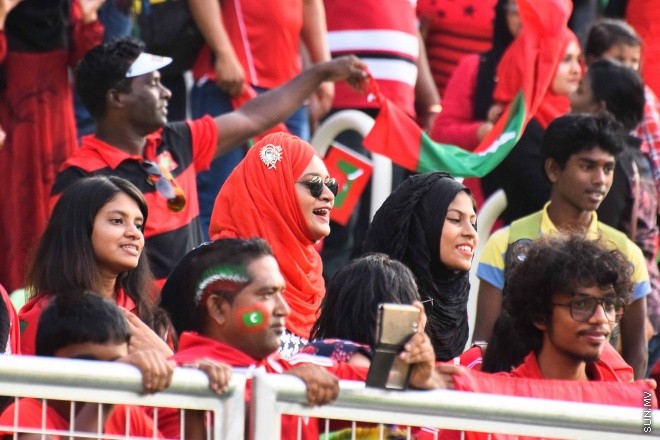 ޑިސެމްބަރު 26، 2015؛ އިންޑިއާގެ ޓްރިވެންޑްރަމްގައި ކުރިއަށްދާ ސާފް ސުޒުކީ ކަޕްގައި ރާއްޖެ އާއި ބަނގުލަދޭޝް ބައްދަލު ކުރި މެޗުގެ ތެރެއިން-- ސަން ފޮޓޯ/ ފަޔާޒު މޫސާ