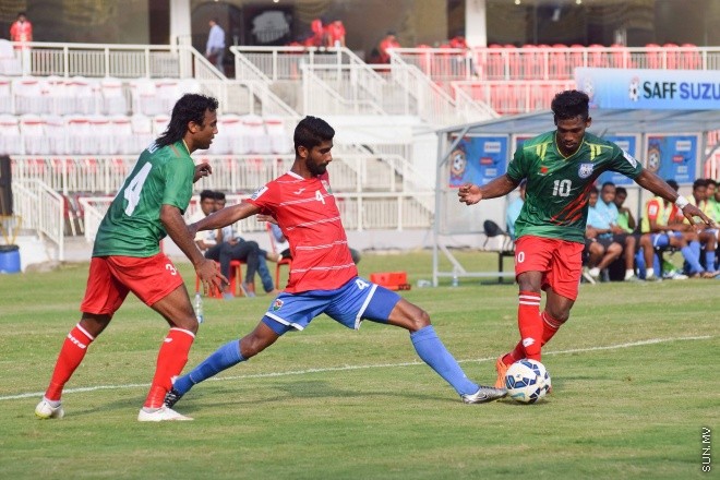 ޑިސެމްބަރު 26، 2015؛ އިންޑިއާގެ ޓްރިވެންޑްރަމްގައި ކުރިއަށްދާ ސާފް ސުޒުކީ ކަޕްގައި ރާއްޖެ އާއި ބަނގުލަދޭޝް ބައްދަލު ކުރި މެޗުގެ ތެރެއިން-- ސަން ފޮޓޯ/ ފަޔާޒު މޫސާ