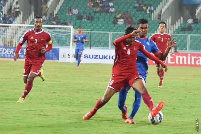 ޑިސެމްބަރު 27، 2015؛ އިންޑިއާގެ ޓްރިވެންޑްރަމްގައި ކުރިއަށްދާ ސާފް ސުޒުކީ ކަޕްގައި އިންޑިއާ އާއި ނޭޕާލް ބައްދަލު ކުރި މެޗުގެ ތެރެއިން-- ސަން ފޮޓޯ/ ފަޔާޒު މޫސާ