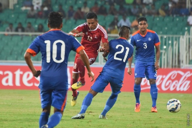 ޑިސެމްބަރު 27، 2015؛ އިންޑިއާގެ ޓްރިވެންޑްރަމްގައި ކުރިއަށްދާ ސާފް ސުޒުކީ ކަޕްގައި އިންޑިއާ އާއި ނޭޕާލް ބައްދަލު ކުރި މެޗުގެ ތެރެއިން-- ސަން ފޮޓޯ/ ފަޔާޒު މޫސާ