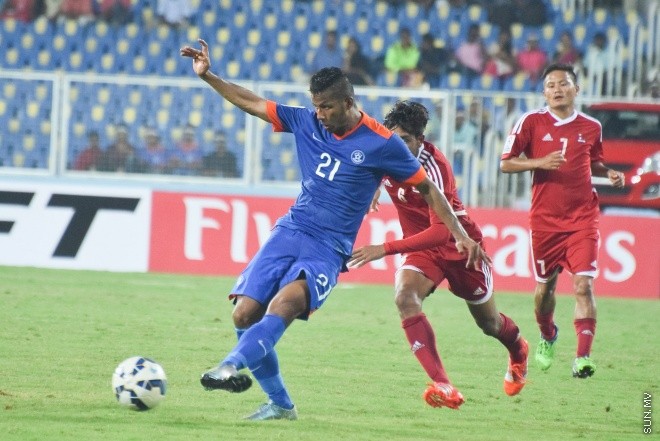 ޑިސެމްބަރު 27، 2015؛ އިންޑިއާގެ ޓްރިވެންޑްރަމްގައި ކުރިއަށްދާ ސާފް ސުޒުކީ ކަޕްގައި އިންޑިއާ އާއި ނޭޕާލް ބައްދަލު ކުރި މެޗުގެ ތެރެއިން-- ސަން ފޮޓޯ/ ފަޔާޒު މޫސާ