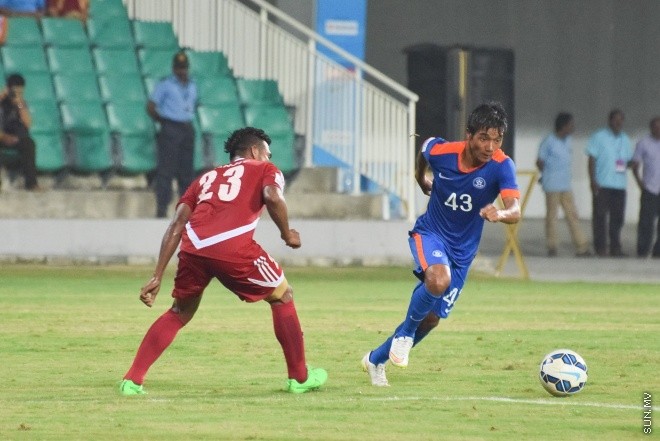 ޑިސެމްބަރު 27، 2015؛ އިންޑިއާގެ ޓްރިވެންޑްރަމްގައި ކުރިއަށްދާ ސާފް ސުޒުކީ ކަޕްގައި އިންޑިއާ އާއި ނޭޕާލް ބައްދަލު ކުރި މެޗުގެ ތެރެއިން-- ސަން ފޮޓޯ/ ފަޔާޒު މޫސާ