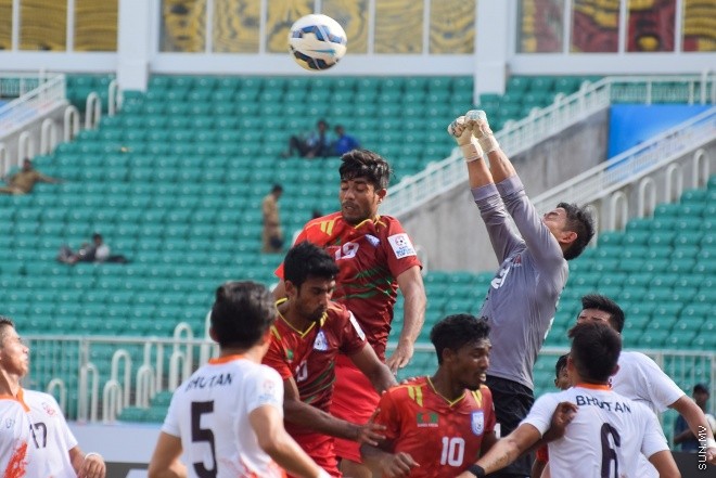 ޑިސެމްބަރ 28، 2015: އިންޑިއާގެ ޓްރިވެންޑްރަމްގައި ކުރިއަށްދާ ސާފް ސުޒުކީ ކަޕްގައި ބޫޓާން އާއި ބަންގްލަދޭޝް ބައްދަލު ކުރި މެޗުގެ ތެރެއިން-- ސަން ފޮޓޯ/ ފަޔާޒު މޫސާ