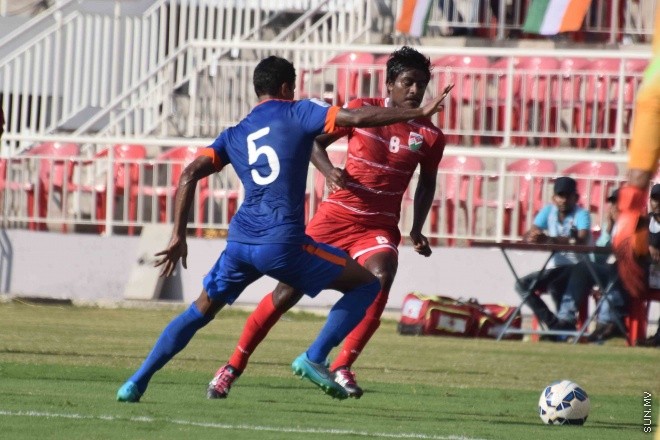 ޑިސެމްބަރ 31، 2015: ސާފް ސުޒުކީ ކަޕް ސެމީ ފައިނަލް ފުރަތަމަ މެޗުގައި ދިވެހި ރާއްޖެ އާއި އިންޑިއާ ބައްދަލުކުރި މެޗުގެ ތެރެއިން -- ސަން ފޮޓޯ/ ފަޔާޒު މޫސާ