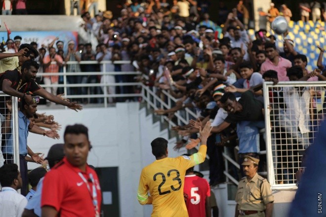 ޑިސެމްބަރ 31، 2015: ސާފް ސުޒުކީ ކަޕް ސެމީ ފައިނަލް ފުރަތަމަ މެޗުގައި ދިވެހި ރާއްޖެ އާއި އިންޑިއާ ބައްދަލުކުރި މެޗުގެ ތެރެއިން -- ސަން ފޮޓޯ/ ފަޔާޒު މޫސާ