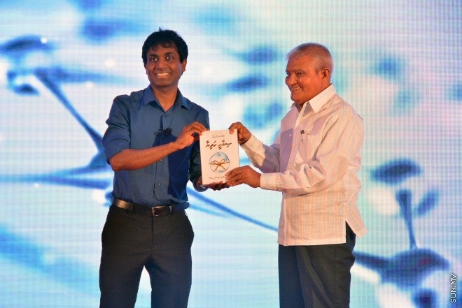 ޖެނުވަރީ 9، 2016: ޕްރޮފެސަރު އުގޭލް ގެ "ސިއްހީ ހަދިޔާ" އިފްތިތާހު ކުރުމައް ބޭއްވި ހަފްލާގެ ތެރެއިން --- ސަން ފޮޓޯ/ ޔޫސުފް ސފްވާން
