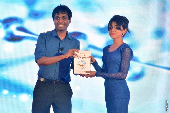 ޖެނުވަރީ 9، 2016: ޕްރޮފެސަރު އުގޭލް ގެ "ސިއްހީ ހަދިޔާ" އިފްތިތާހު ކުރުމައް ބޭއްވި ހަފްލާގެ ތެރެއިން --- ސަން ފޮޓޯ/ ޔޫސުފް ސފްވާން