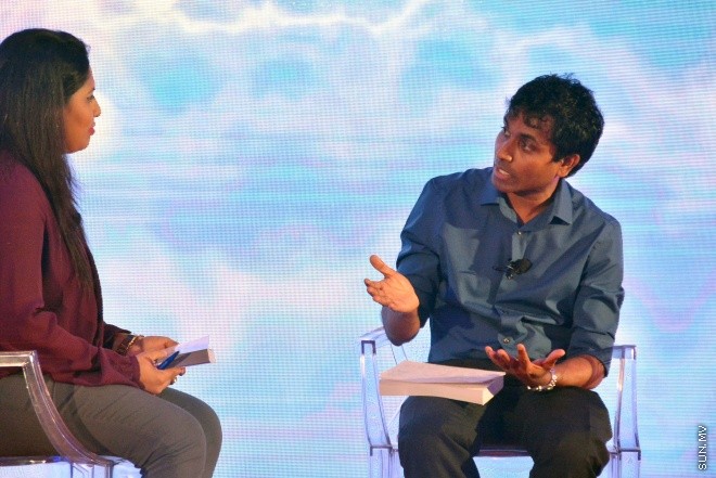 ޖެނުވަރީ 9، 2016: ޕްރޮފެސަރު އުގޭލް ގެ "ސިއްހީ ހަދިޔާ" އިފްތިތާހު ކުރުމައް ބޭއްވި ހަފްލާގެ ތެރެއިން --- ސަން ފޮޓޯ/ ޔޫސުފް ސފްވާން