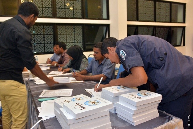 ޖެނުވަރީ 9، 2016: ޕްރޮފެސަރު އުގޭލް ގެ "ސިއްހީ ހަދިޔާ" އިފްތިތާހު ކުރުމައް ބޭއްވި ހަފްލާގެ ތެރެއިން --- ސަން ފޮޓޯ/ ޔޫސުފް ސފްވާން