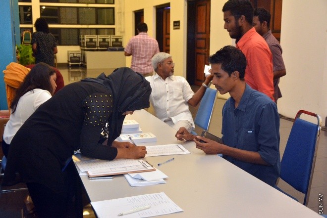 ޖެނުވަރީ 9، 2016: ޕްރޮފެސަރު އުގޭލް ގެ "ސިއްހީ ހަދިޔާ" އިފްތިތާހު ކުރުމައް ބޭއްވި ހަފްލާގެ ތެރެއިން --- ސަން ފޮޓޯ/ ޔޫސުފް ސފްވާން