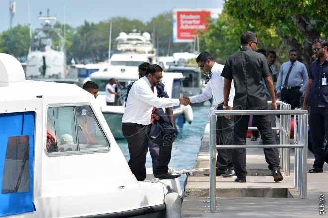 ޖަނަވަރީ 10، 2016: މޭޑޭގައި ފިސްތޯލެއް ގެންގުޅުން ކަމުގެ ތުހުމަތުގައި ކުރީގެ ނައިބު ރައީސް އަހުމަދު އަދީބުގެ މައްޗަށް ކުރާ ދައުވާގެ އަޑުއެހުމަށް އަދީބު ކޯޓަށް ހާޒިރު ކުރުން -- ސަންފޮޓޯ/ ޔޫސުފް ސޮއްފާން